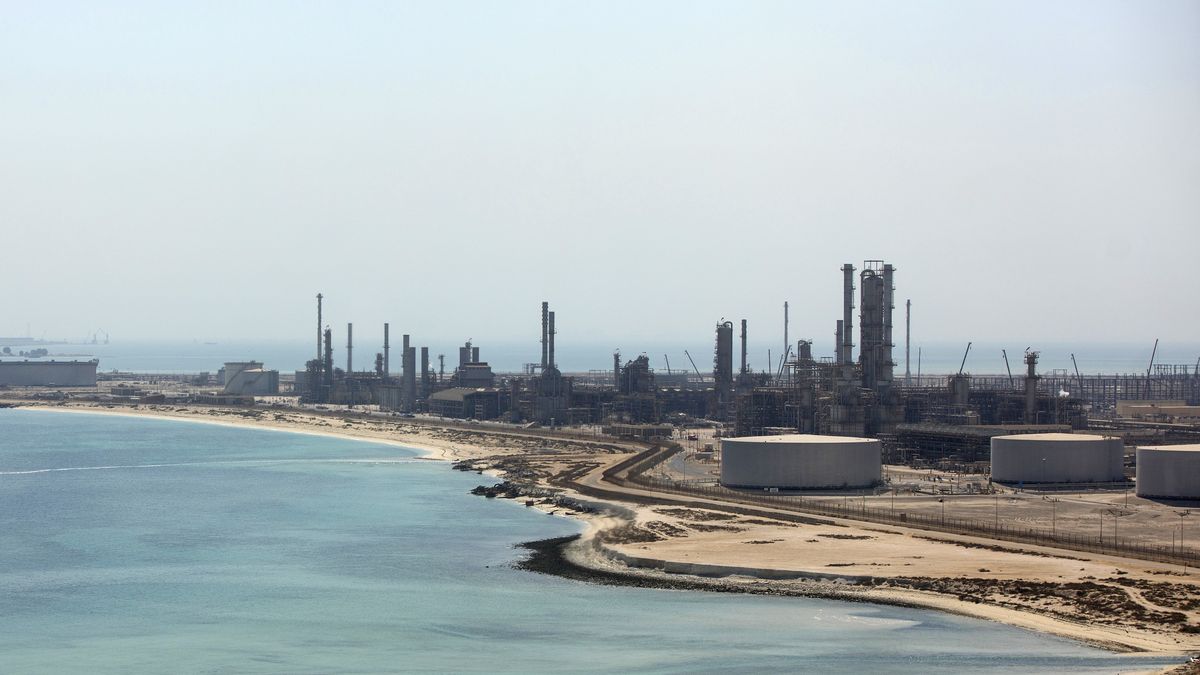 Atak drona na koncern naftowy. Saudi Aramco zamyka rafinerię