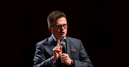 Lawirowanie w sprawie aborcji może pogrzebać prezydenckie ambicje Hołowni [OPINIA]