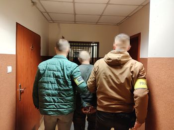Płońsk: 16-latek napadł z gazem na obcokrajowców. W jego domu znaleziono narkotyki