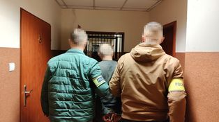 Płońsk: 16-latek napadł z gazem na obcokrajowców. W jego domu znaleziono narkotyki