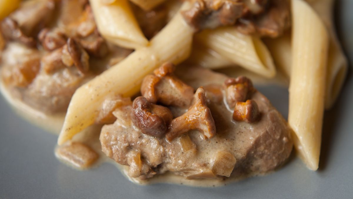 Sos kurkowy pasuje zarówno do mięsa, jak i makaronu. 