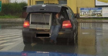 Z bagażnika wystawały nogi. "Podróż za jeden uśmiech"