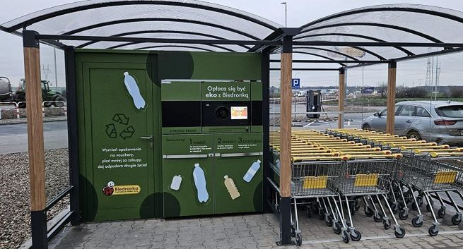 Biedronka testuje recyklomat, 5 groszy za zwróconą pustą butelkę