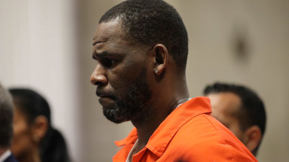 R. Kelly usłyszał szereg zarzutów. Teraz dołączyli do niego jego znajomi