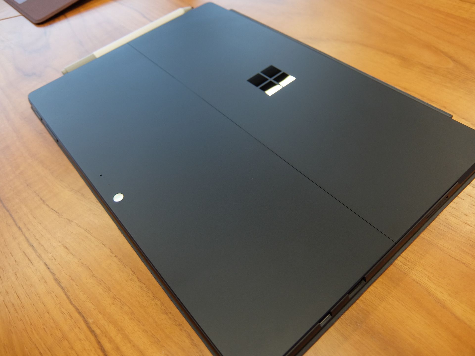 Surface Pro 6 w wersji czarnej, szkoda że piórko zostało jasne / Bolesław Breczko