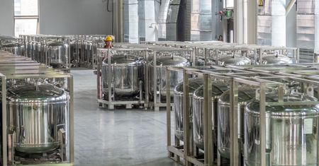 Wynagrodzenia w sektorze przedsiębiorstw rosną, ale tempo wzrostu maleje