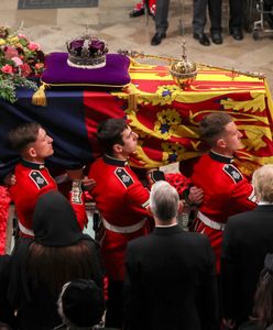 Karol wybrał wieniec dla królowej Elżbiety. Ukryte przesłanie w kwiatach