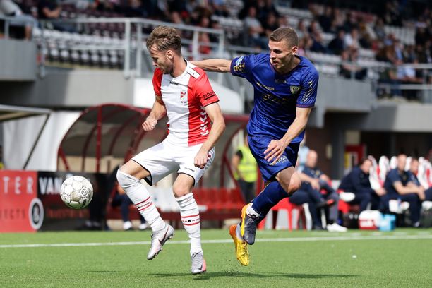 Zawodnik FC Emmen (z lewej)