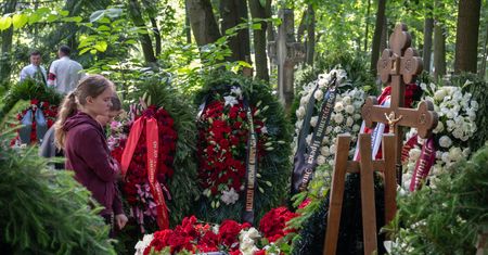 "Nie opłaca się żyć ani umierać". Mówią o warunkach w Rosji