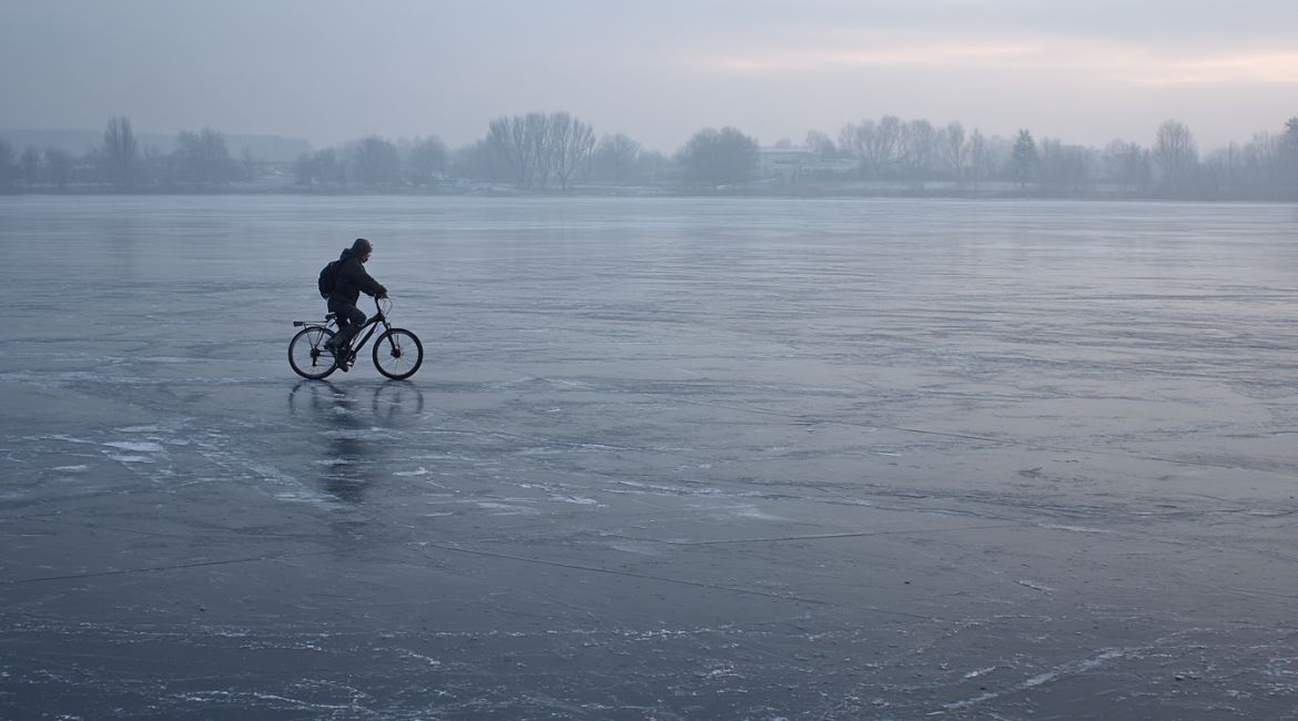 Poznań: O krok od tragedii. Spacer rowerem po kruchym lodzie Jeziora Rusałka