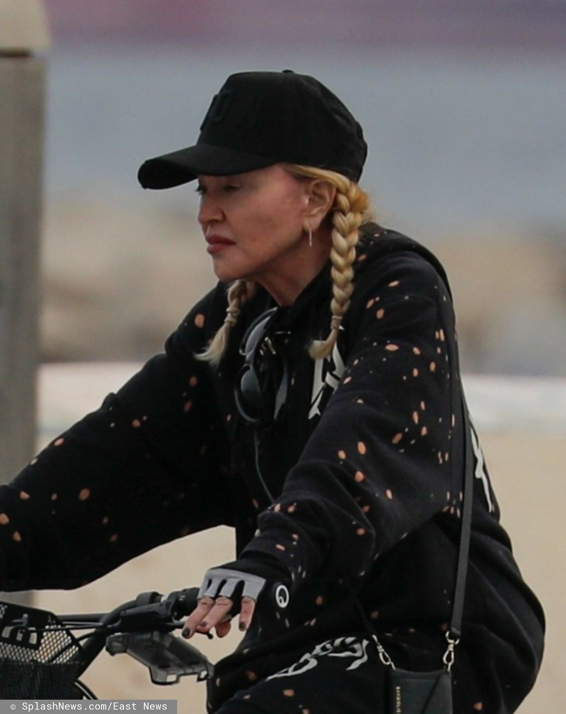 Naturalna Madonna jedzie rowerem