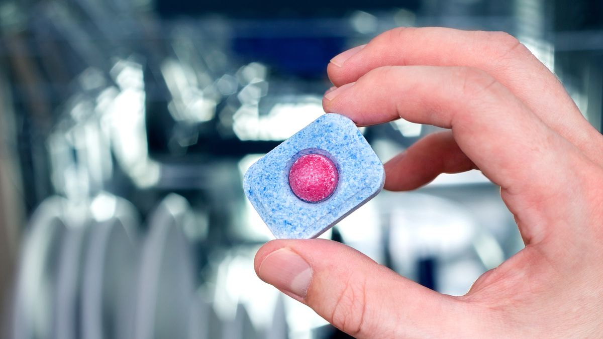 Rozpuść tabletkę do zmywarki w toalecie - genialny trik