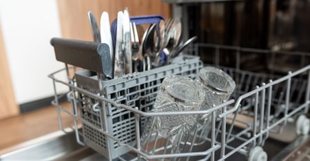 Odświeżona i czysta zmywarka w mig. Dodaję 1 szklankę produktu z kuchennej szafki