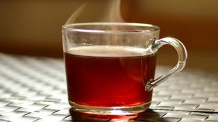 Czarna herbata: Jak działa na organizm zimą?