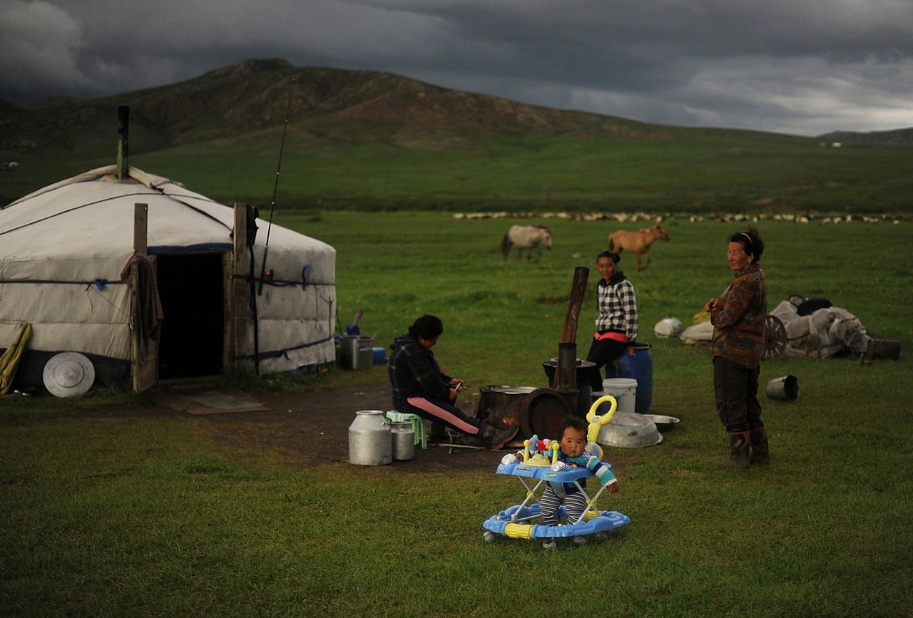 Pasterze w Mongolii przed tradycyjnym domem (jurtą) © Jeremy Lock