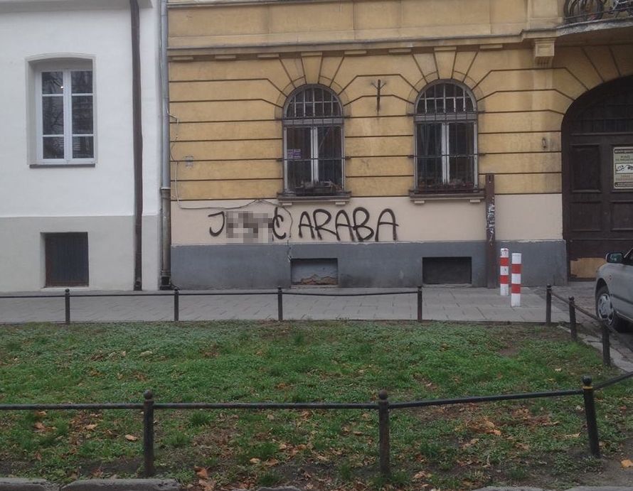 "J....ć murzyna", "j....ć araba". Rasistowskie napisy na praskich ulicach