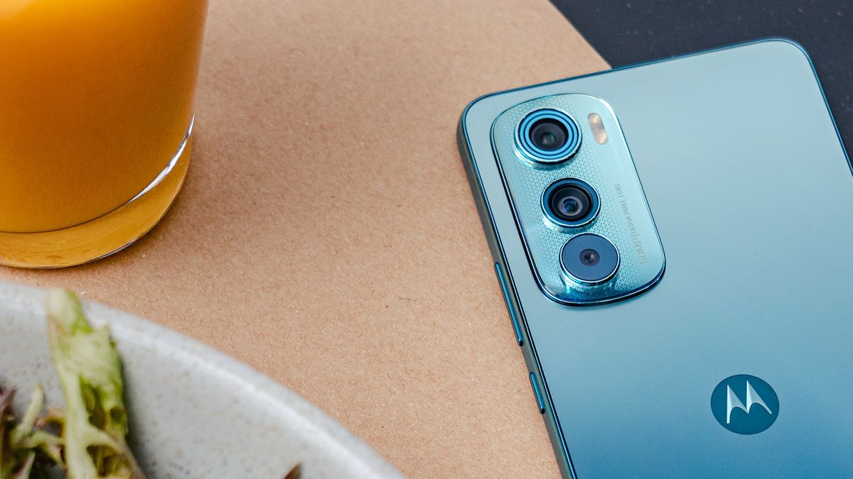 Motorola Edge 30 debiutuje w Polsce. Ma wypasiony ekran i smukłą obudowę 1