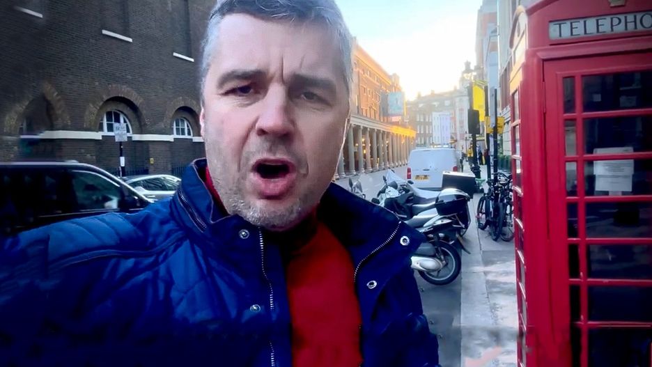 Michał Rachoń w trakcie pełnienia obowiązków zawodowych