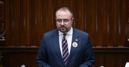 PiS broni Kamińskiego i Wąsika, a Wawrzyka nie? Jabłoński tłumaczy
