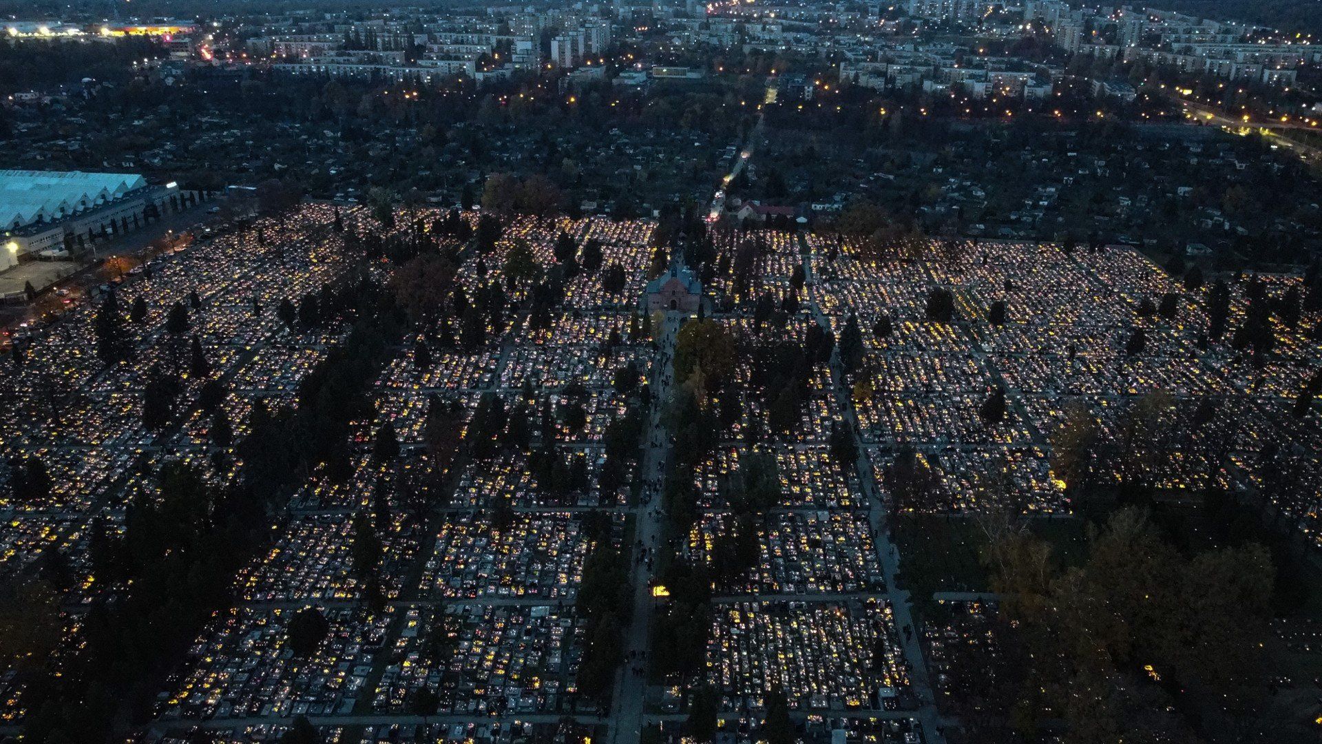 Cmentarz Kule we Wszystkich Świętych po zmroku