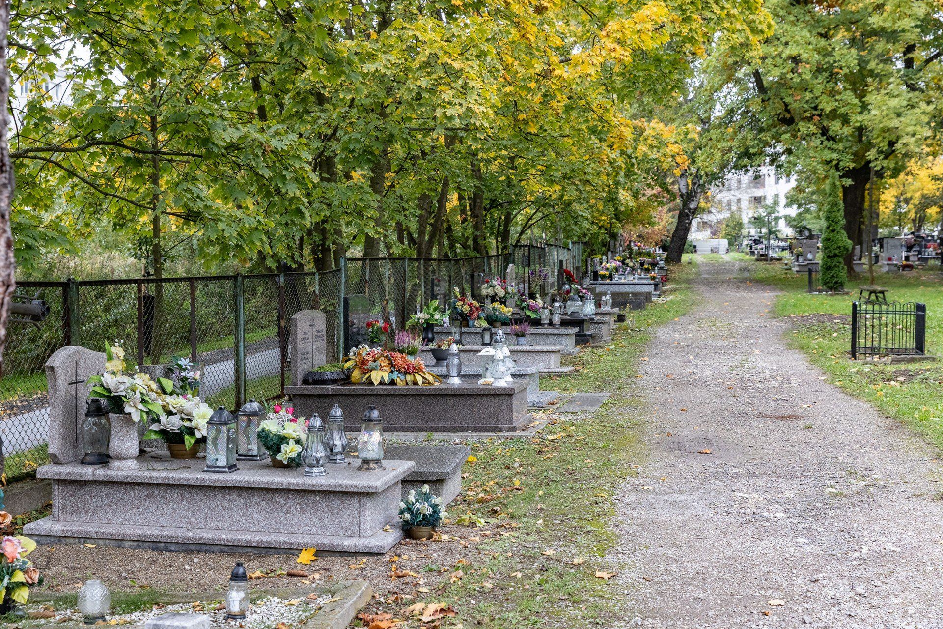 Niewielki cmentarz na Ruczaju skryty jest w parku pomiędzy blokami i centrum handlowym. Ten widok robi ogromne wrażenie