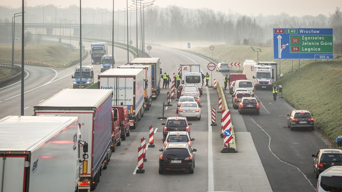 Korek przed punktem kontroli sanitarnej w Jedrzychowicach na granicy polsko-niemieckiej.