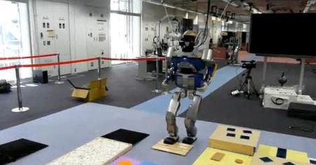 Zaliczy glebę czy nie - robot, który nierówności się nie boi [wideo]