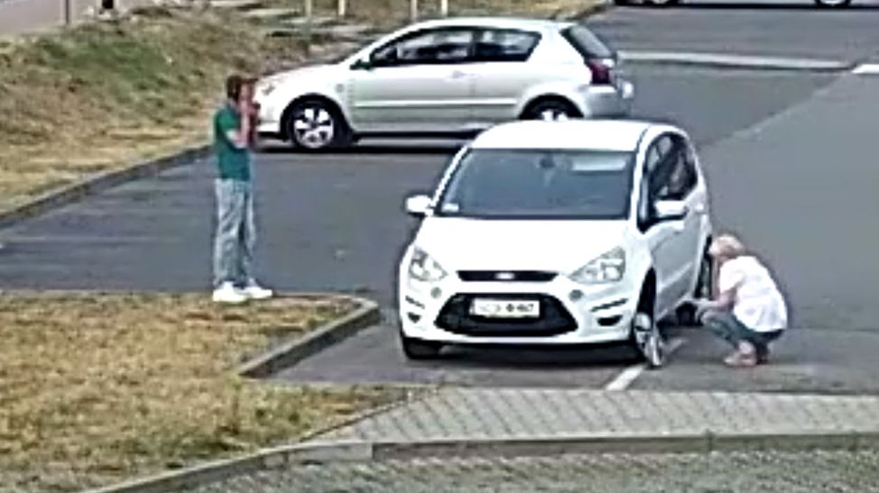 W tym przypadku metodą "na drut" posłużono się na przysklepowym parkingu. Złodziej musiał tylko poczekać na ofiarę