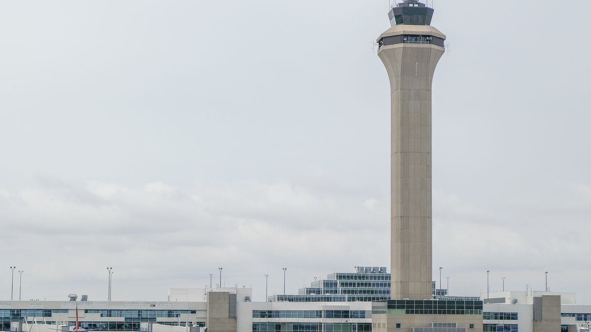 Wieża kontroli lotów na lotnisku w Denver w USA