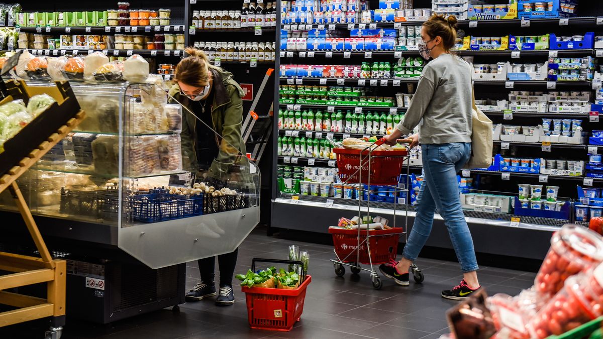Polish Businesses Keen To Re-Open As The Government Eases Coronavirus Lockdown Restrictions
KRAKOW, POLAND - APRIL 29: People wear protective face masks as they buy goods in a supermarket located inside a shopping mall on April 29, 2020 in Krakow, Poland. From May 4th, Shopping centres, preschools and nurseries, hotels and cultural institutions are reopening in Poland, as the government announces the second stage of its "unfreezing" of lockdown measures. Poland has reported around 12,000 COVID-19 cases and several hundred deaths, but as the infection rates have declined the country has relaxed some of the lockdown measures it introduced to curb the spread of the virus.  (Photo by Omar Marques/Getty Images)
Omar Marques