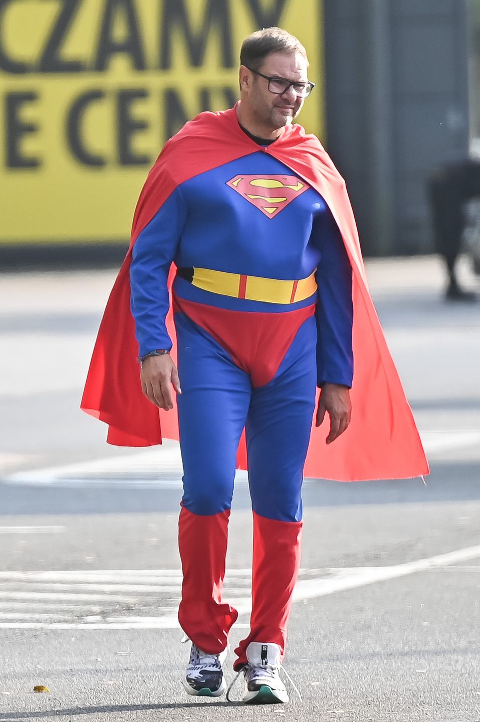 Tomasz Karolak paraduje w kostiumie Supermana
