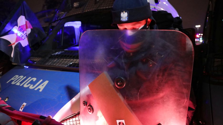 Policjant złamał rękę protestującej?