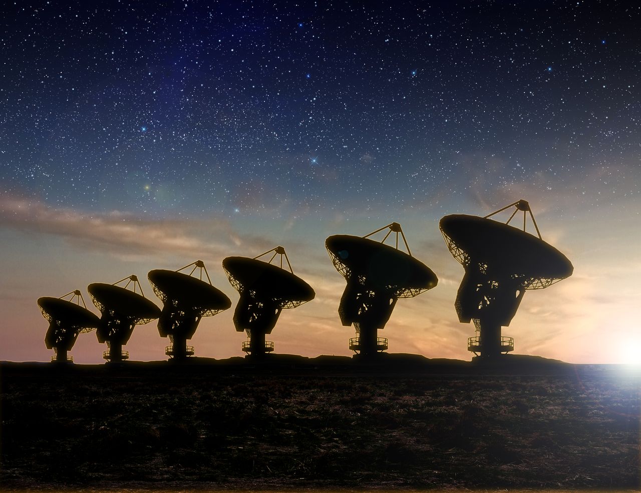 Radioteleskopy widok w nocy z depositphotos