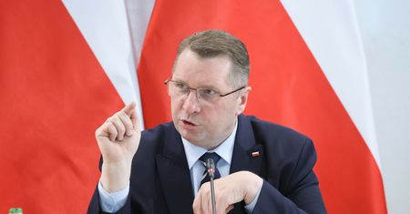Najpierw dzieci, potem mieszkania? PiS broni Czarnka i szykuje program dla młodych