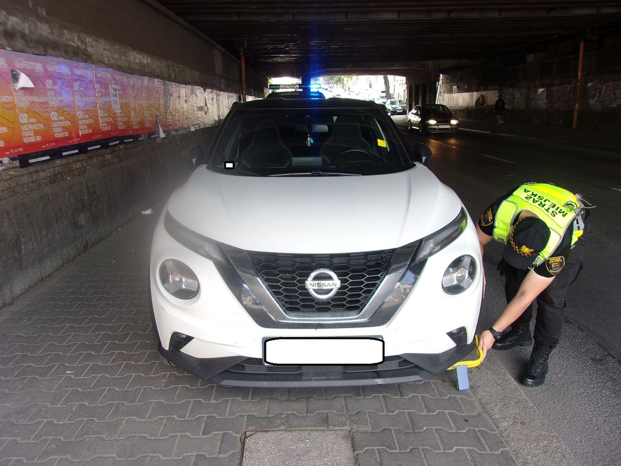 Zamiast blokady, pod wiaduktem w Katowicach są teraz bilety parkingowe