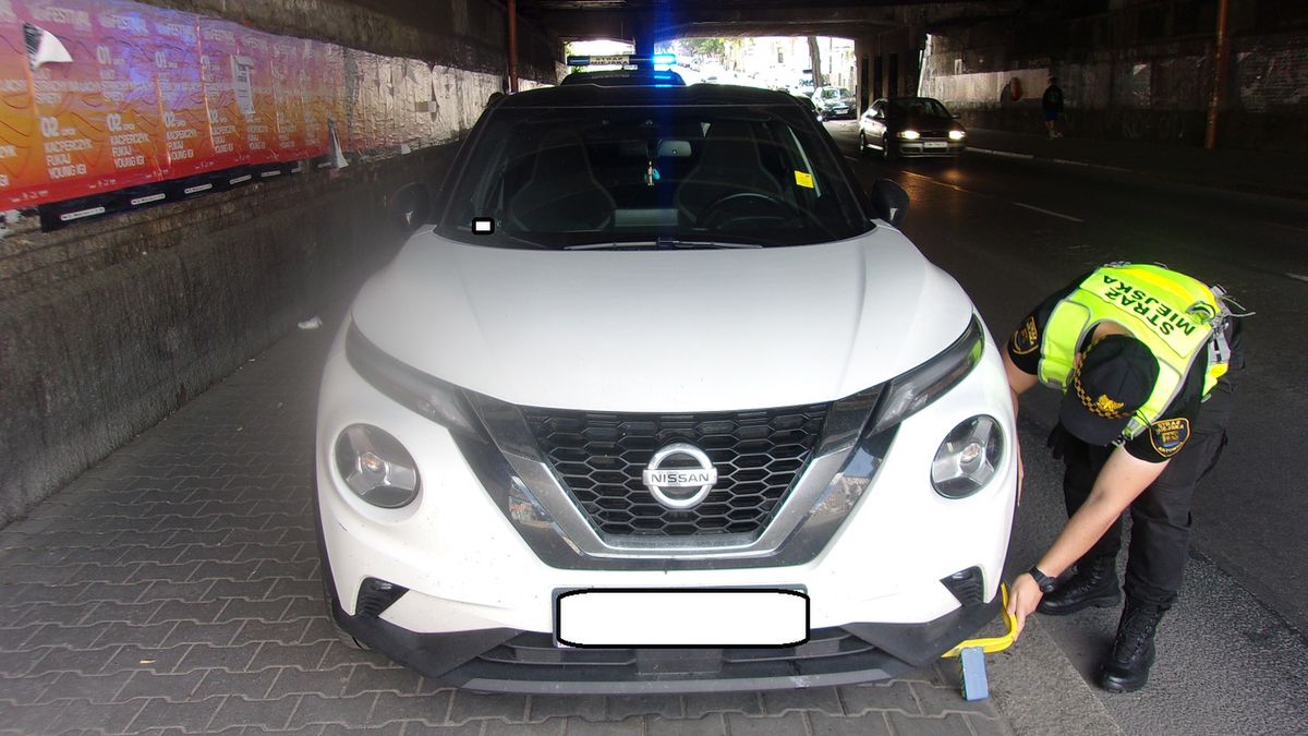 Zamiast blokady, pod wiaduktem w Katowicach są teraz bilety parkingowe