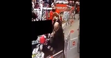 Nagranie z Kauflandu. Uderzył kobietę, bo zwróciła mu uwagę. Prokuratura wszczęła postępowanie