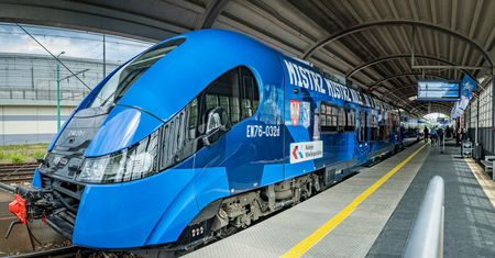 Pociąg w barwach Lecha Poznań wyjedzie na tory. Wyjątkowy projekt Kolei Wielkopolskich i Kolejorza