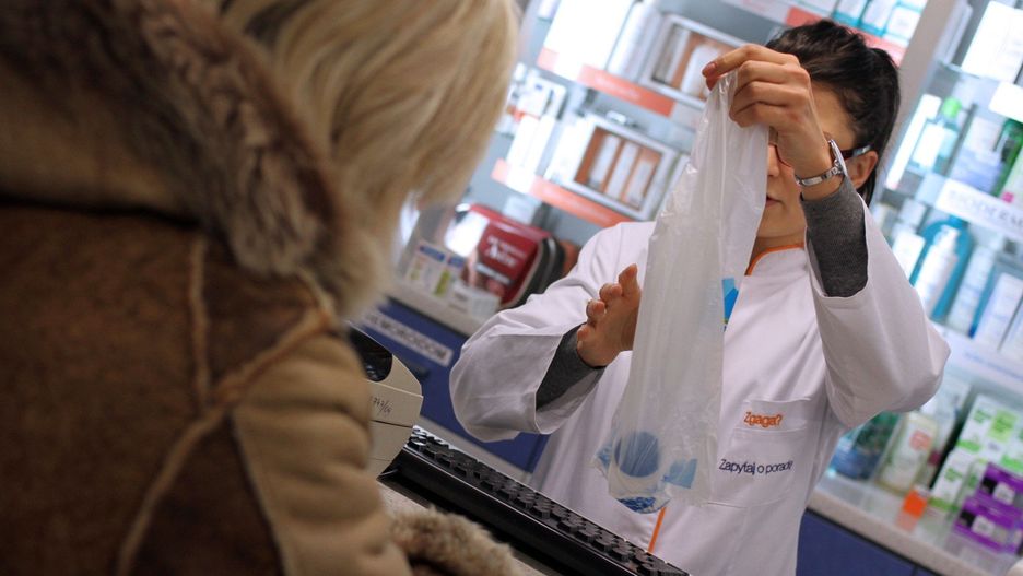 27.12.2011 KRAKOW APTEKA NIEZAPOMINAJKA, UL. GERTRUDY N/Z: LEKI, LEKARSTWAM .FARMACEUTKI, FARMACJA, ..FOT. ANDRZEJ BANAS / POLSKAPRESSE .GAZETA KRAKOWSKA