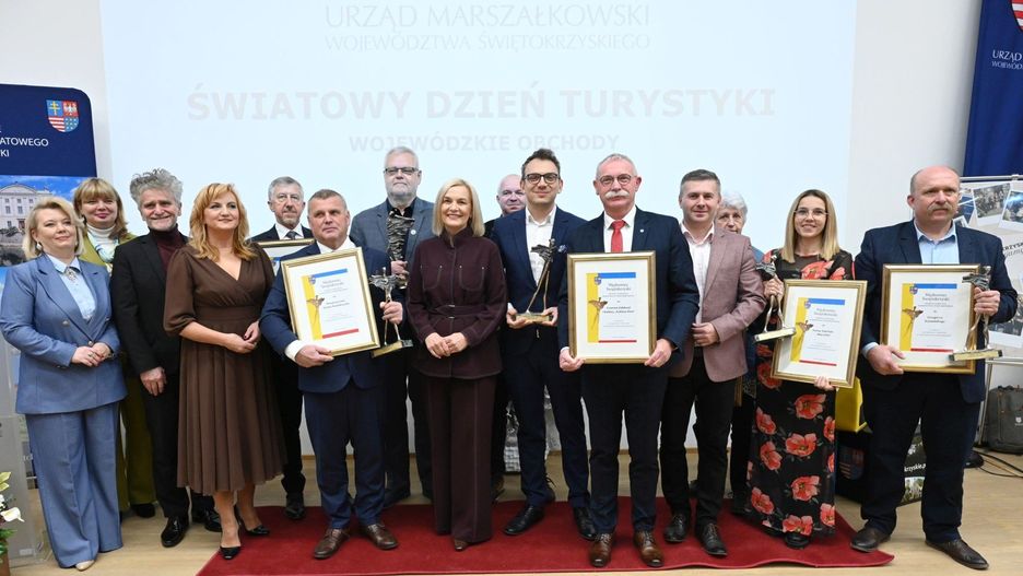 Podczas Wojewódzkich Obchodów Światowego Dnia Turystyki w Podzamczu wręczono statuetki &#34;Wędrowiec Świętokrzyski&#34;.