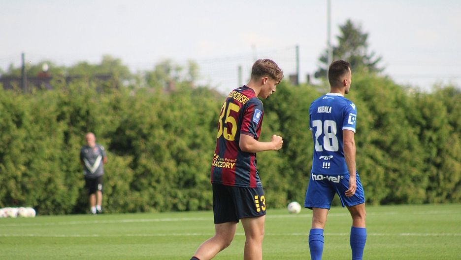 Maciej Wojciechowski po zdobyciu bramki w sparingu Pogoni z Banikiem