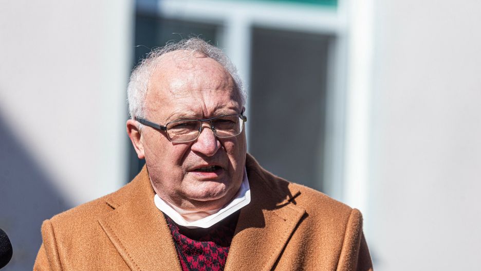 Profesor Simon uderzył w wesela. "Piją, całują się i pieszczą"
