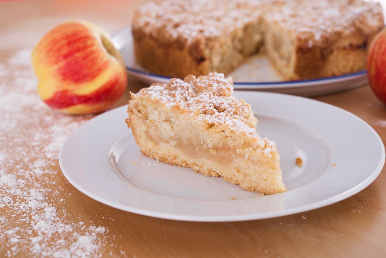 "Leniwa szarlotka" to hit tej jesieni. Smakuje jak u babci, ale zrobisz ją w kilka chwil