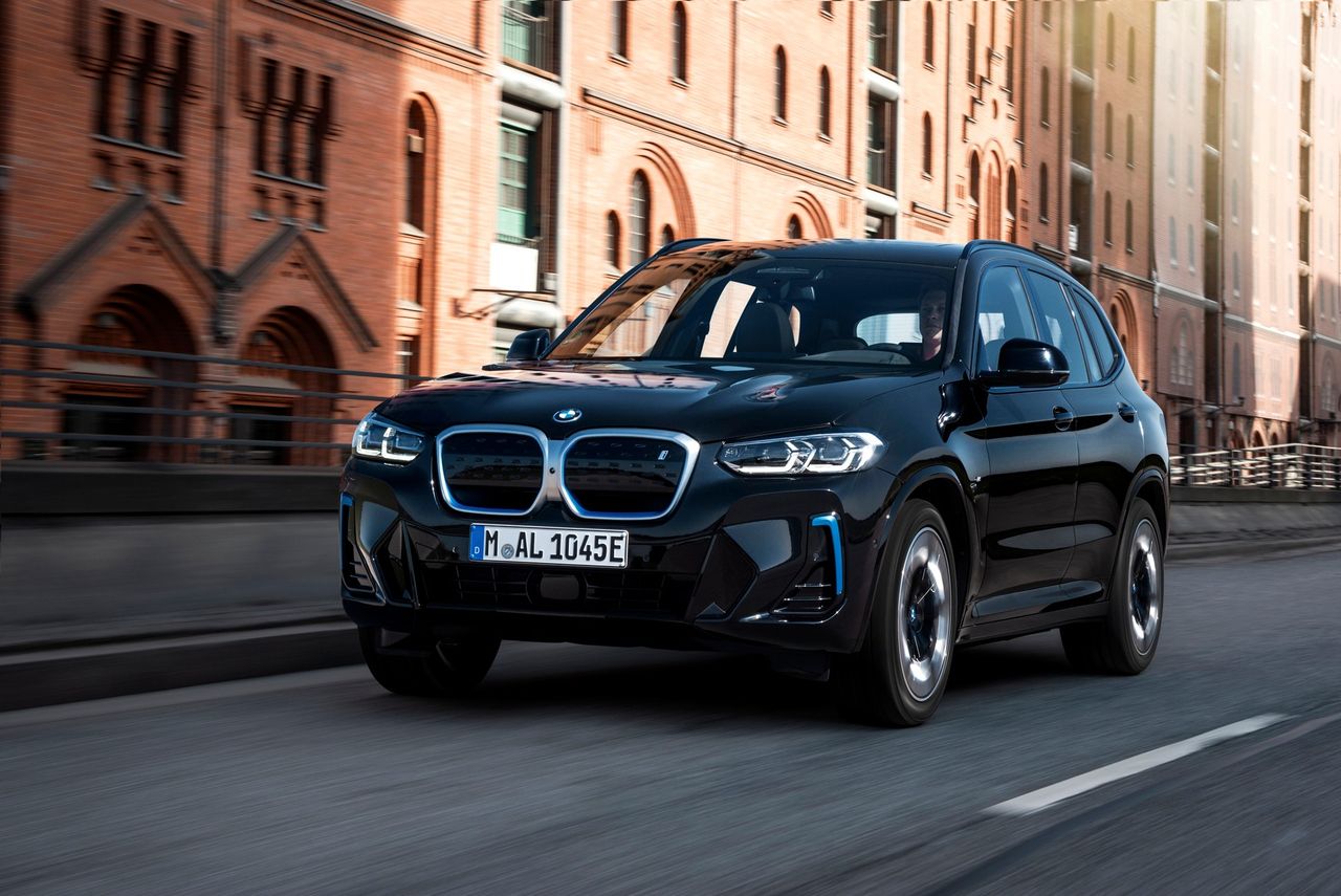 BMW iX3 zyskało świeższy wygląd i nowe wnętrze. Zasięg pozostał bez zmian