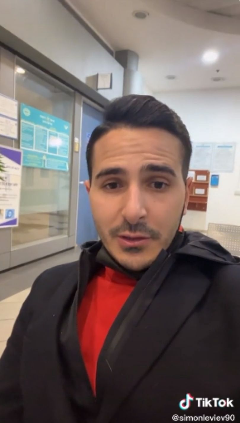 "Oszust z Tindera" przypomina o sobie podczas live'a na TikToku