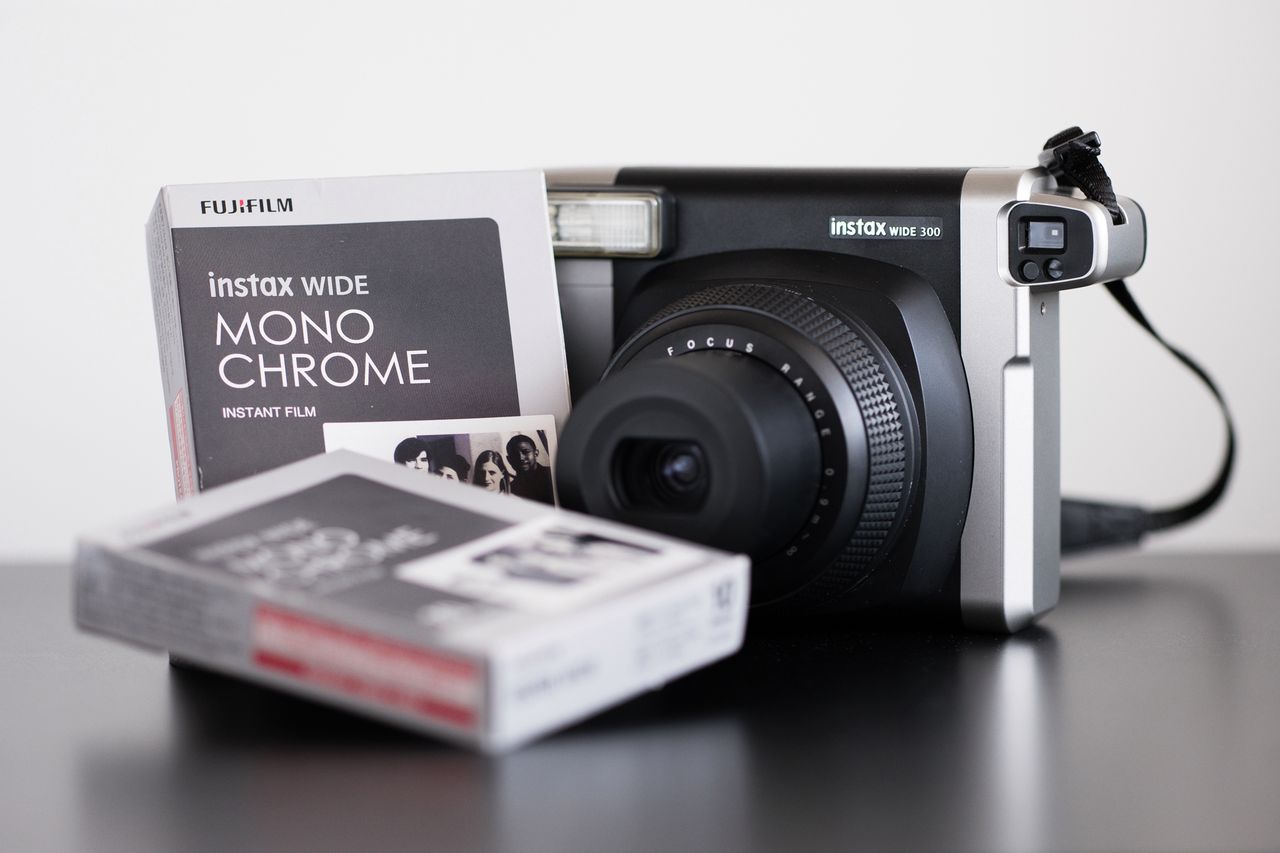 Fujifilm instax wide Monochrome – natychmiastowa czarnobiel w większym formacie