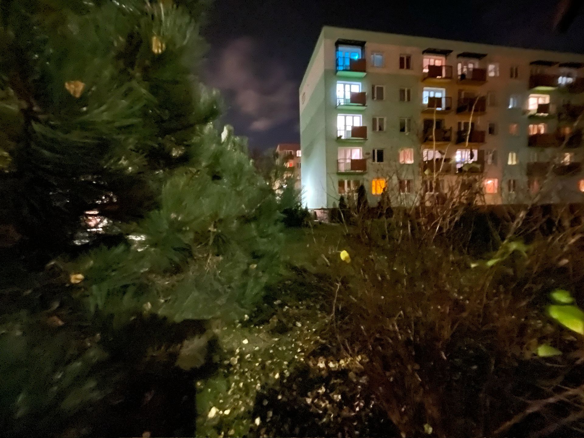 Lepiej późno niż wcale. iPhone 13 Pro ma dostać lepszy aparat dodatkowy 6