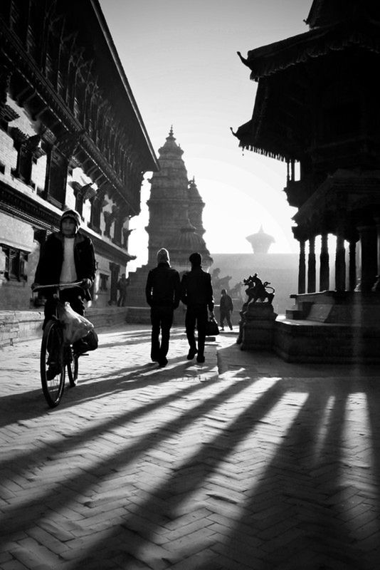 Ravin Man Bajracharya pochodzi z Nepalu i podkreśla, że jest amatorem, a fotografia jego pasją. Na swoich zdjęciach ulicznych Bajracharya zamienia metropolie w miasta cieni w świetnym stylu.
