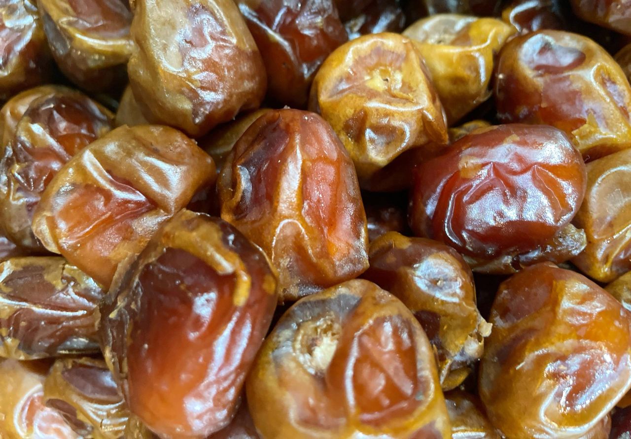 Daktyle i śliwki a jelita. Naturalny sposób na zaparcia