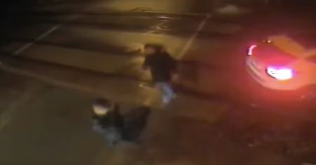Mrożące krew nagranie. Auto zablokowane na torach, a pociąg pędzi